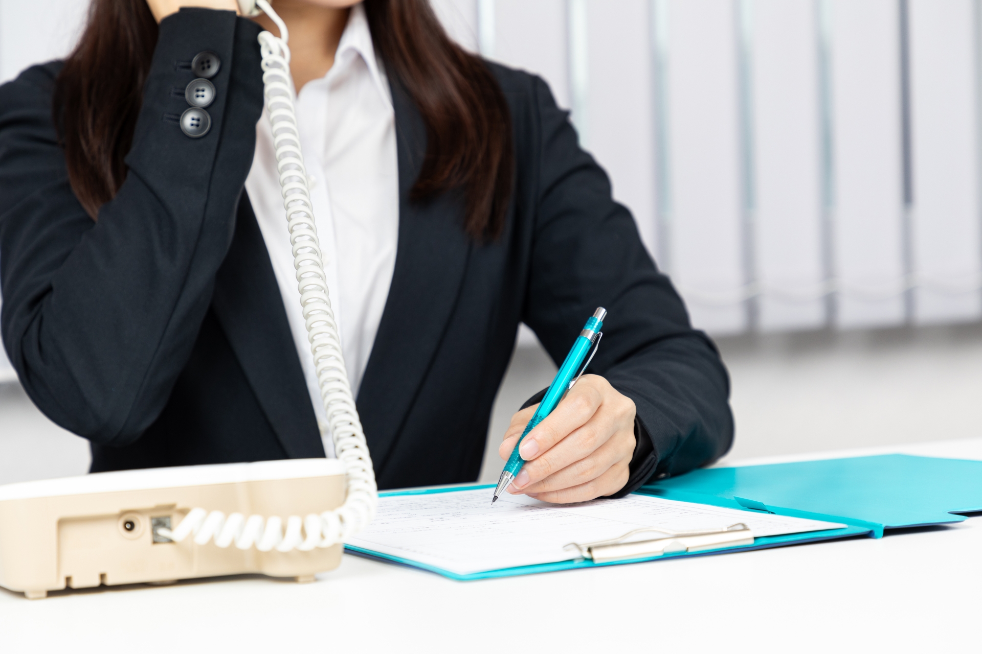 問い合わせ対応を効率化するには？マニュアル・FAQ整備で属人化を防ぎ自己解決率を向上